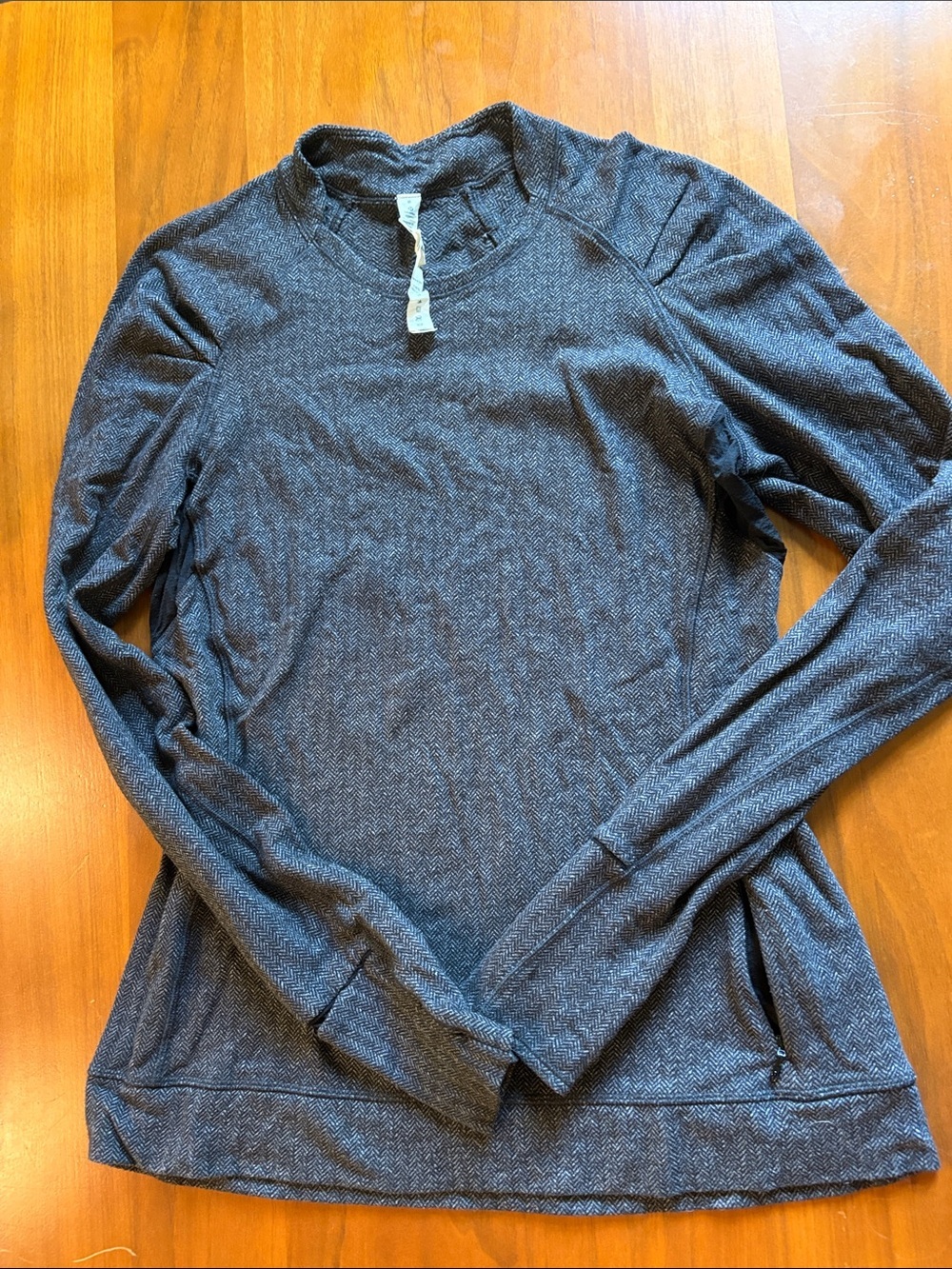 EUC Lululemon Grey Herringbone Knit Long Sleeve Top. Size 8​